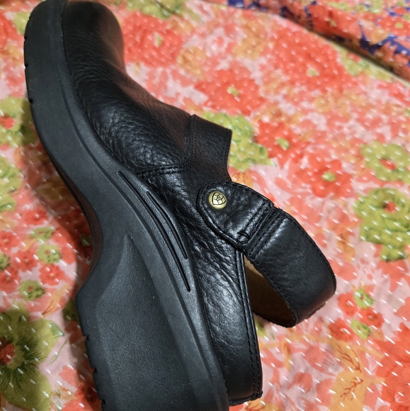 LIKE NEW Ariat Women's Size 7.5B Black Leather Mules - Picture 5 of 11